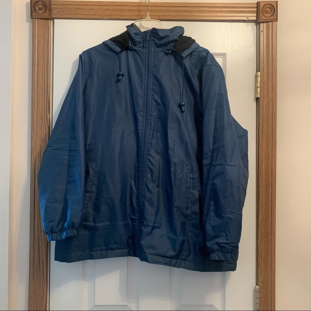 Totes blue windbreaker with pockets and removable hood